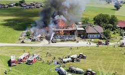 Insgesamt drei Gebäudeteile wurden durch die Flammen vernichtet.