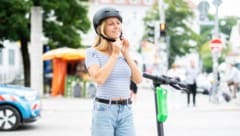 Für alle bis 16 Jahre gilt am E-Scooter eine Helmpflicht.
