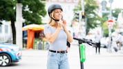 Für alle bis 16 Jahre gilt am E-Scooter eine Helmpflicht.