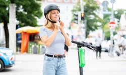 Für alle bis 16 Jahre gilt am E-Scooter eine Helmpflicht.