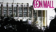 Ein nach einem Erdbeben eingestürztes Einkaufszentrum in Japan begrub mehrere Menschen unter ...