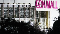 Ein nach einem Erdbeben eingestürztes Einkaufszentrum in Japan begrub mehrere Menschen unter ...