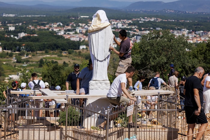 Helfer reinigten die beschmierte Marienstatue.