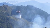 Löscheinsatz aus der Luft beim Waldbrand in Scheffau.