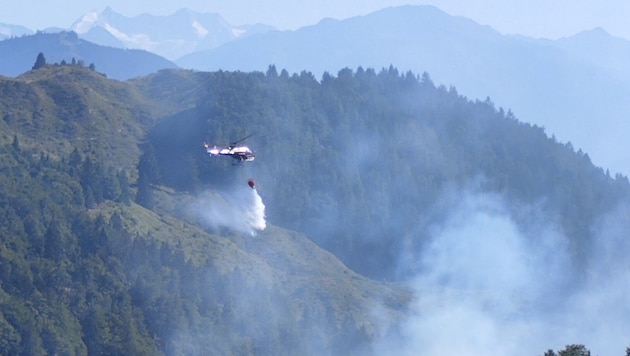 Löscheinsatz aus der Luft beim Waldbrand in Scheffau.