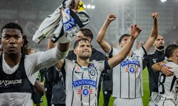 Sturms Spieler um Tor-Debütant Seidl ließen sich feiern.