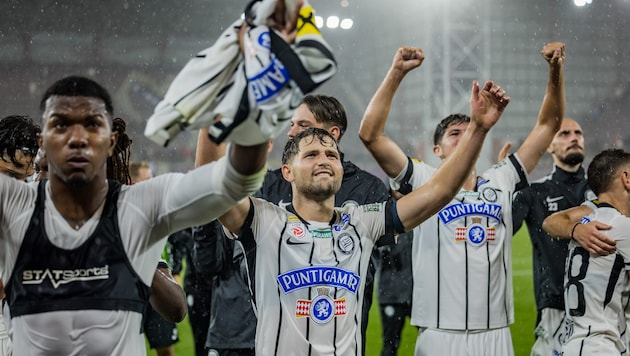 Sturms Spieler um Tor-Debütant Seidl ließen sich feiern.