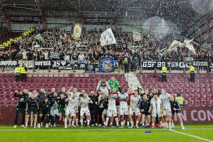 Sturm feierte mit den mitgereisten Fans im strömenden Regen von Edinburgh.
