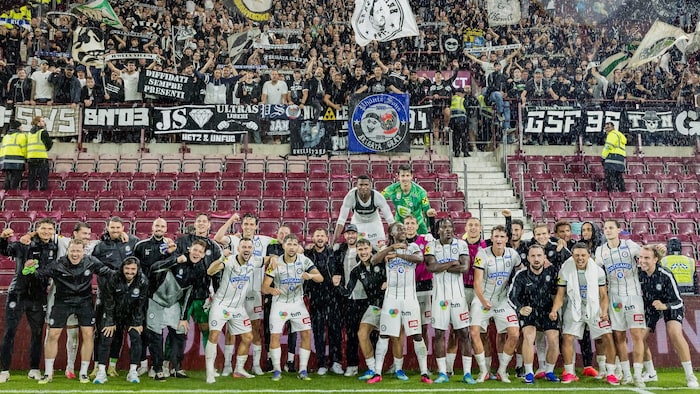 Sturm feierte mit den mitgereisten Fans im strömenden Regen von Edinburgh.