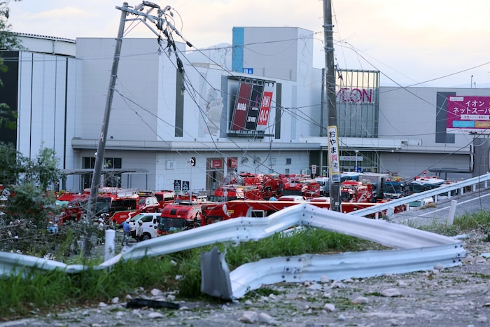 Mehrere Personen waren nach einer Explosion in der Aeon Mall Kumamoto in dem Gebäude ...