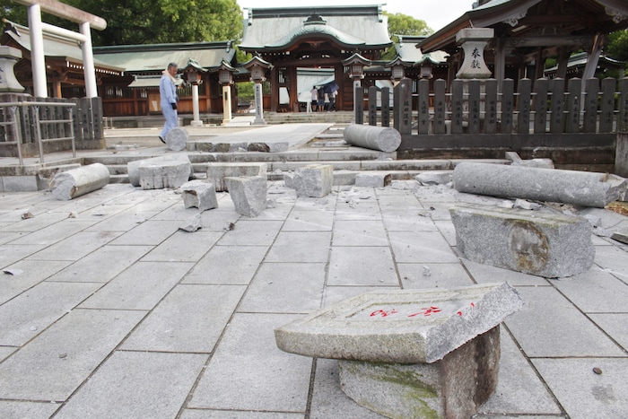 Das traditionelle Tor im Yatsushiro-Schrein wurde durch das Erdbeben in Mitleidenschaft gezogen.