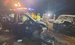 Die zwei Busse prallten frontal zusammen.