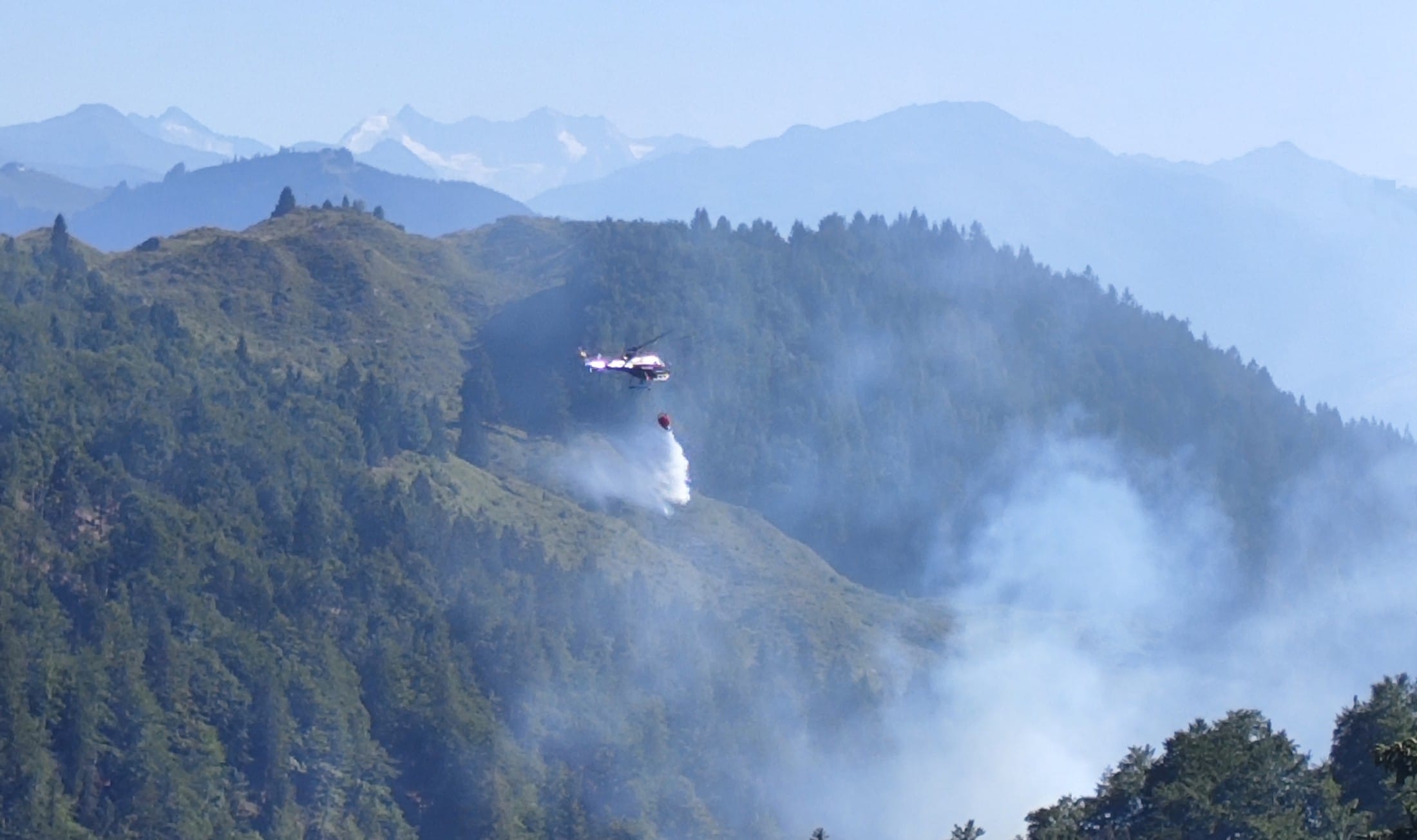 Drei Hubschrauber - Großeinsatz bei Waldbrand in Tirol läuft weiter
