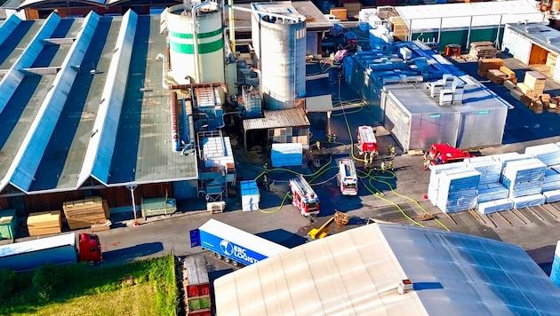 Auf diesem Gelände kam es zu der Staubexplosion. Die Feuerwehren beruhigten die Lage jedoch ...