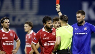 Die spielentscheidende Szene: Schiedsrichter Radoslaw Gidschenow zeigte Marko Bürki die Rote ...