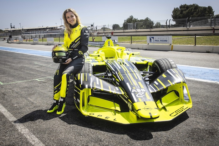 Seit Mitte 2026 ist Flörsch als Entwicklungspilotin der neuen Gen4-Cars in der Formel E bei Opel ...