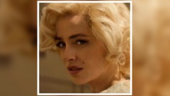 Auf dem Foto überrascht „Fifty Shades“-Schönheit Dakota Johnson mit den ikonischen blonden ...