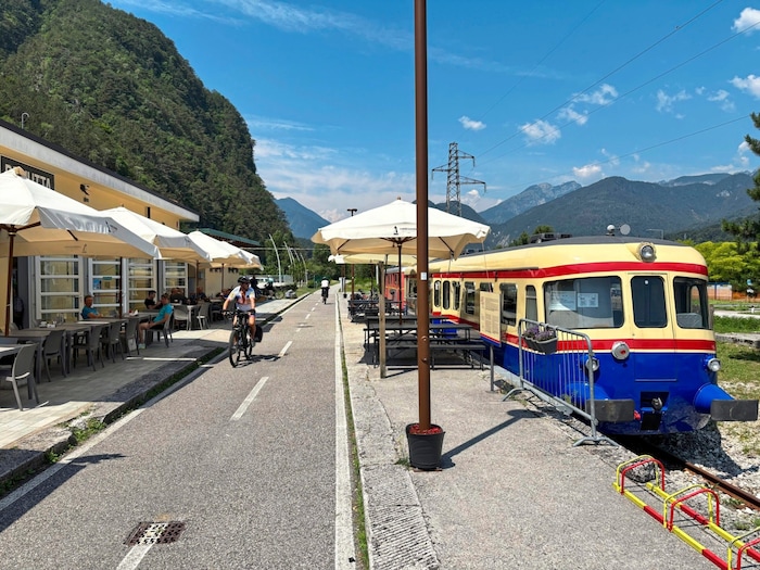 Zu Lokalen umfunktionierte alte Bahnhöfe und Waggons laden direkt am Weg zum Einkehren ein.