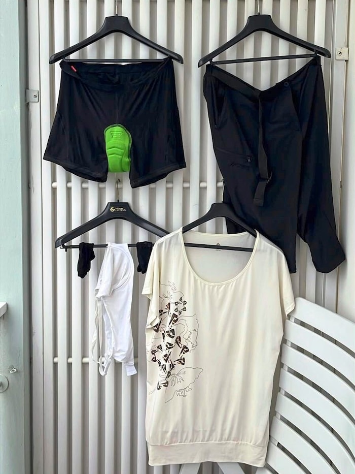 Nach dem täglichen Waschen trocknet die Wäsche am Balkon ...
