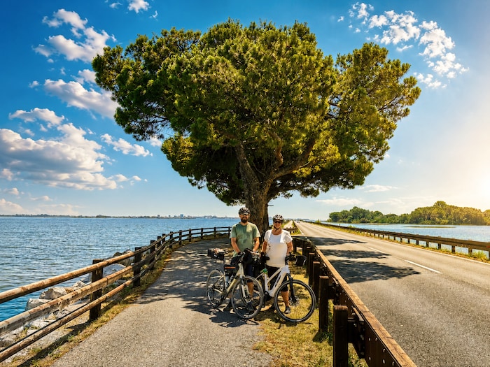 Auf zum Endspurt: Auf den letzten Kilometern führt der Radweg durch die Lagune nach Grado. Auf ...