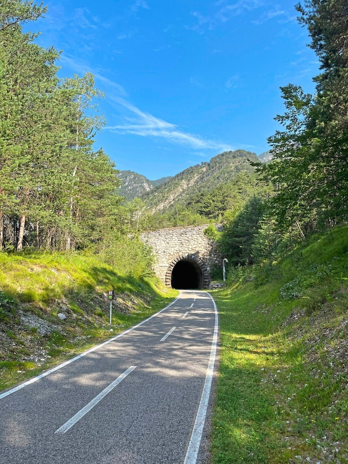 Die ehemalige Bahntrasse führt durch Tunnel ...