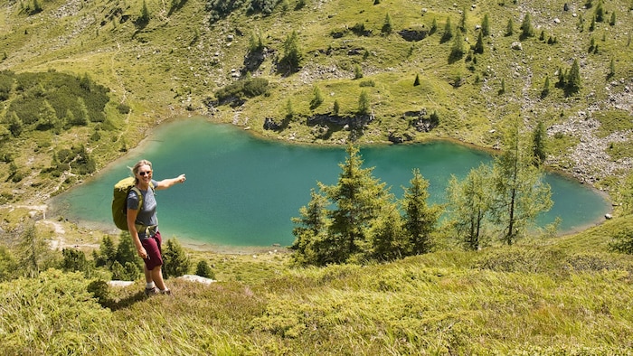 Der Moaralmsee liegt sanft eingebettet in der malerischen Landschaft.