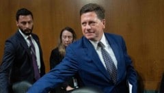 Der Staatsanwalt Jay Clayton (vorne) ist zum neuen US-Geheimdienstchef bestimmt worden.