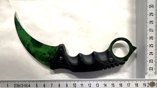 Mit diesem Messer fügte der Angreifer der Frau Stiche und Schnitte zu.