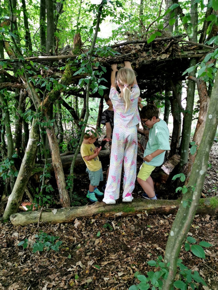 Auf Bäume klettern, Naturschätze sammeln und Elfenhäuser bauen: Der Wald als Spielplatz.