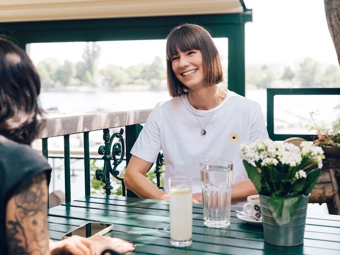 Eine Frohnatur: Christina Stürmer im „Krone“-Interview mit Redakteurin Nadi Adana (li.).