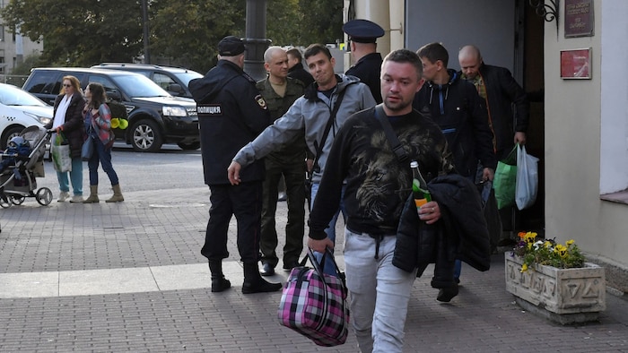Russen verlassen im September 2022 ein Rekrutierungsbüro in St. Petersburg. Damals gab es die ...
