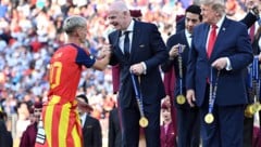 Gianni Infantino (Mitte) gratuliert Spaniens WM-Held Dani Olmo. Kassiert der FIFA-Boss bald so ...