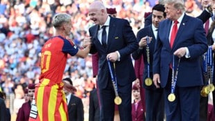 Gianni Infantino (Mitte) gratuliert Spaniens WM-Held Dani Olmo. Kassiert der FIFA-Boss bald so ...