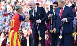 Gianni Infantino (Mitte) gratuliert Spaniens WM-Held Dani Olmo. Kassiert der FIFA-Boss bald so ...
