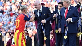 Gianni Infantino (Mitte) gratuliert Spaniens WM-Held Dani Olmo. Kassiert der FIFA-Boss bald so ...