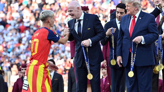 Gianni Infantino (Mitte) gratuliert Spaniens WM-Held Dani Olmo. Kassiert der FIFA-Boss bald so ...