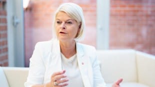 Verteidigungsministerin Klaudia Tanner (ÖVP) hat sich gegen ein höheres Gehalt für Zivildiener ...