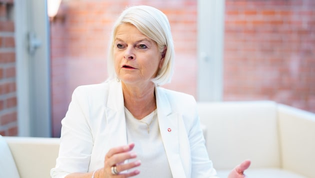 Verteidigungsministerin Klaudia Tanner (ÖVP) hat sich gegen ein höheres Gehalt für Zivildiener ...