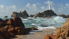 Bei Flut ist Corbière Lighthouse, der weltweit erste Betonleuchtturm, von der Insel ...