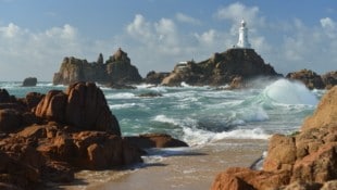 Bei Flut ist Corbière Lighthouse, der weltweit erste Betonleuchtturm, von der Insel ...