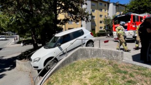 Das Auto der Seniorin blieb auf der Stiege stecken.