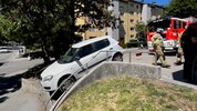 Das Auto der Seniorin blieb auf der Stiege stecken.