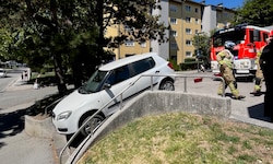 Das Auto der Seniorin blieb auf der Stiege stecken.