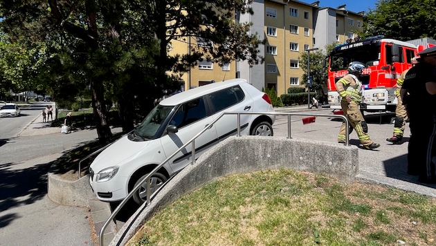 Das Auto der Seniorin blieb auf der Stiege stecken.