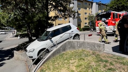 Das Auto der Seniorin blieb auf der Stiege stecken.