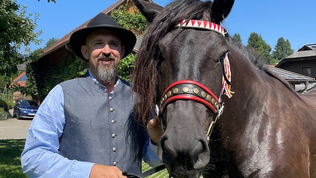 Michael Körbler, Obmann des Pferdezuchtverbandes K14, mit Norikerstute Paloma