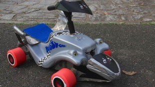Der 34-jährige Deutsche Marcel Paul hat auf seinem umgebauten Bobbycar mit einen neuen ...