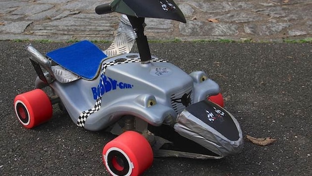 Der 34-jährige Deutsche Marcel Paul hat auf seinem umgebauten Bobbycar mit einen neuen ...