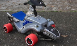 Der 34-jährige Deutsche Marcel Paul hat auf seinem umgebauten Bobbycar mit einen neuen ...