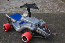 Der 34-jährige Deutsche Marcel Paul hat auf seinem umgebauten Bobbycar mit einen neuen ...